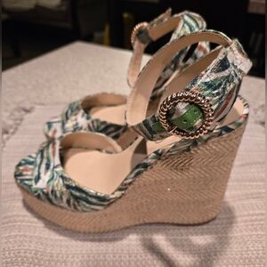 Kamindi Green Multi Platform Espadrille Wedges

Jessica Simpson.    Size 8